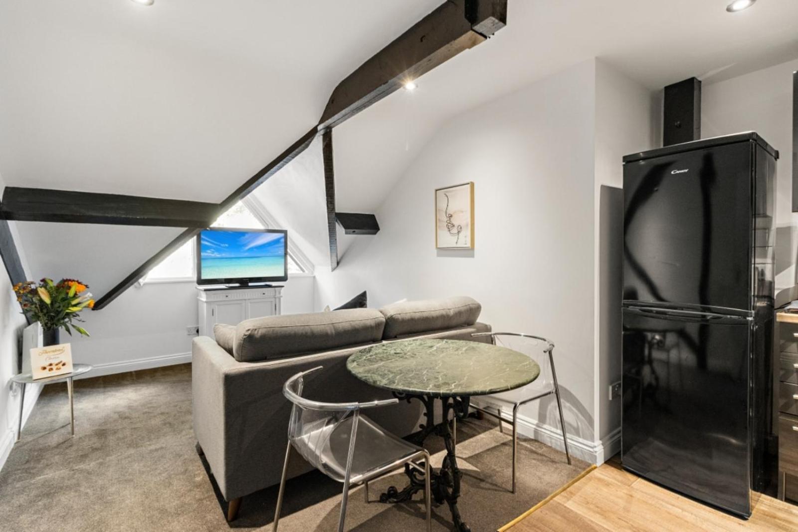 Apartment 3a The Courtyard - For Business, Leisure Or Relocation *